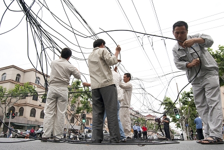 工人拖拽出來的電纜