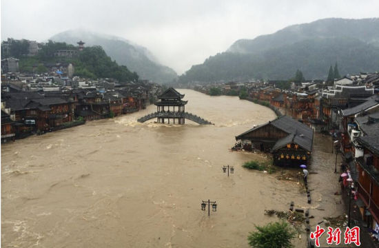 暴雨致鳳凰古城現(xiàn)內(nèi)澇 全城電線杠摧毀嚴(yán)重